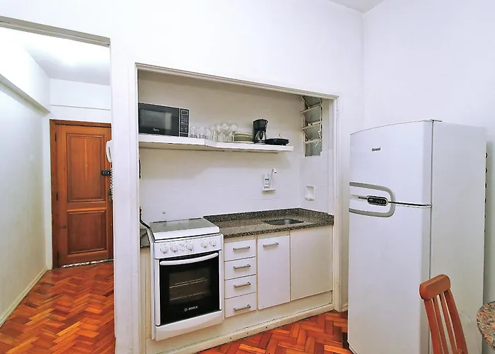 Studio p/ 3 pessoas simples, uma quadra da praia, 3min metrô Arcoverde, atrás do Copacabana Palace Rio de Janeiro